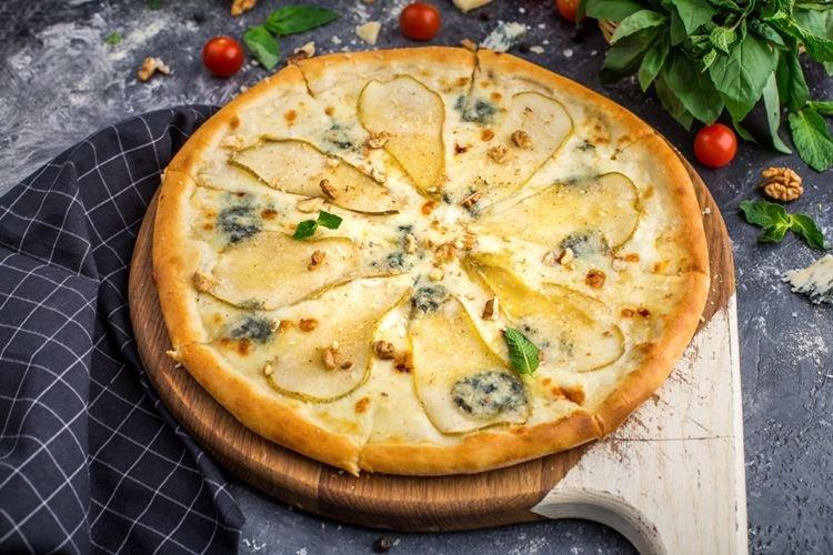 Pizza s hruškou a gorgonzolou - recept na pizzu v rúre doma Pizza s hruškou a gorgonzolou - recept na pizzu v rúre doma