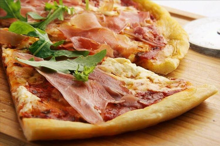 Pizza s parmskou šunkou a mascarpone - recept na pizzu do rúry doma Pizza s parmskou šunkou a mascarpone - recept na pizzu do rúry doma