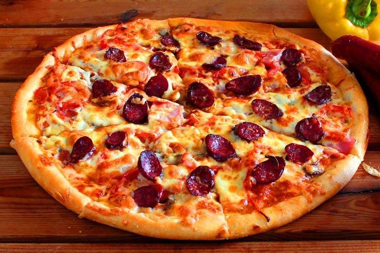 Pizza s poľovníckymi párkami - Recept na pizzu v rúre doma Pizza s poľovníckymi párkami - Recept na pizzu v rúre doma