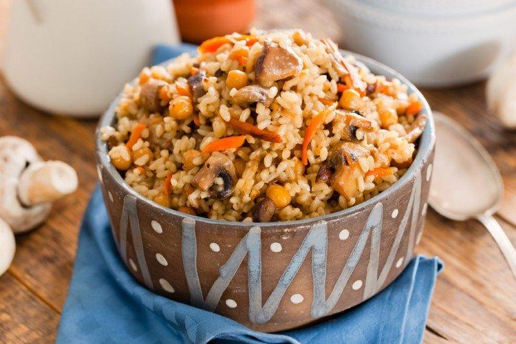Bravčový pilaf s hubami a píniovými orieškami - recepty Bravčový pilaf s hubami a píniovými orieškami - recepty