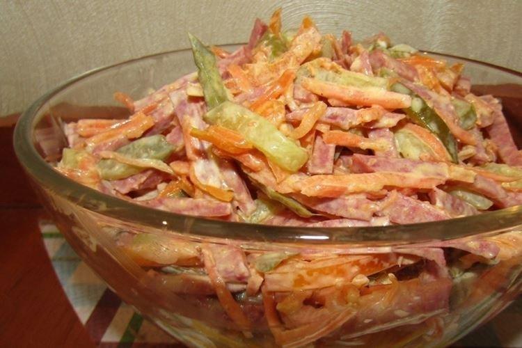 Údený klobásový šalát s kórejskou mrkvou a uhorkami - recepty Údený klobásový šalát s kórejskou mrkvou a uhorkami - recepty