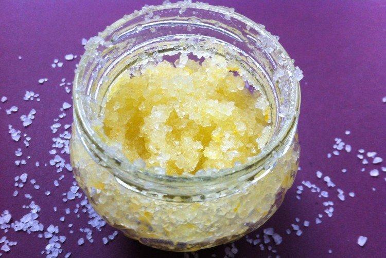 Domáci peeling pokožky hlavy z olivového oleja na suché vlasy Domáci peeling pokožky hlavy z olivového oleja na suché vlasy