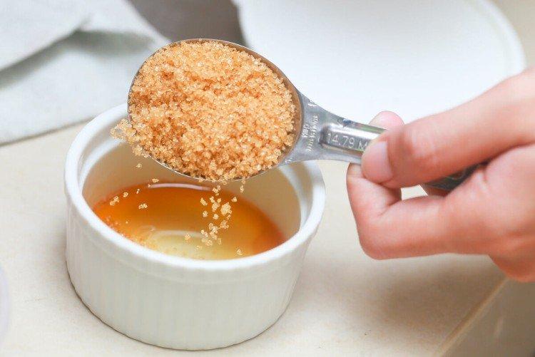 Domáci výživný peeling na pokožku hlavy z medu a cukru Domáci výživný peeling na pokožku hlavy z medu a cukru