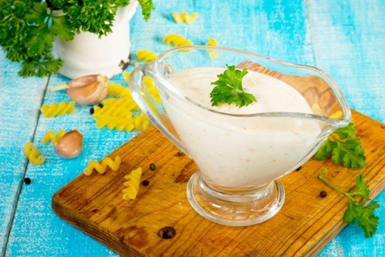 Kyslá smotanová omáčka so syrom - recepty Kyslá smotanová omáčka so syrom - recepty