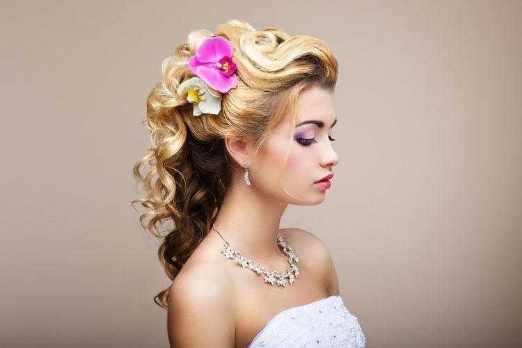 Kvetinový styling - svadobné účesy pre dlhé vlasy Kvetinový styling - svadobné účesy pre dlhé vlasy