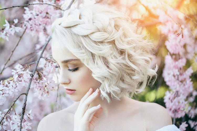 Moderný styling s copom - svadobné účesy pre krátke vlasy Moderný styling s copom - svadobné účesy pre krátke vlasy
