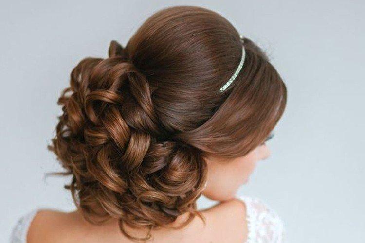 Lush Curls - svadobné účesy pre stredné vlasy Lush Curls - svadobné účesy pre stredné vlasy