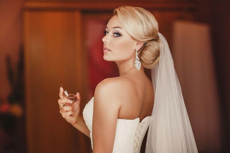 Elegantný drdol so závojom - Svadobné účesy pre stredné vlasy Elegantný drdol so závojom - Svadobné účesy pre stredné vlasy