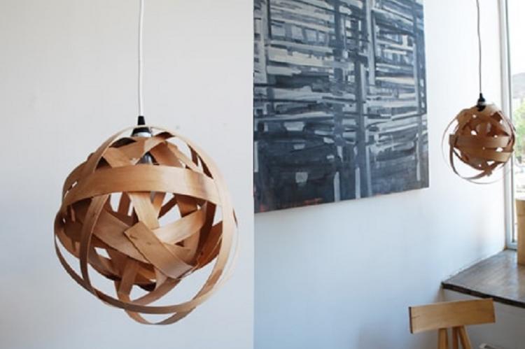 DIY plafond na luster vyrobený z drevených pásov DIY plafond na luster vyrobený z drevených pásov
