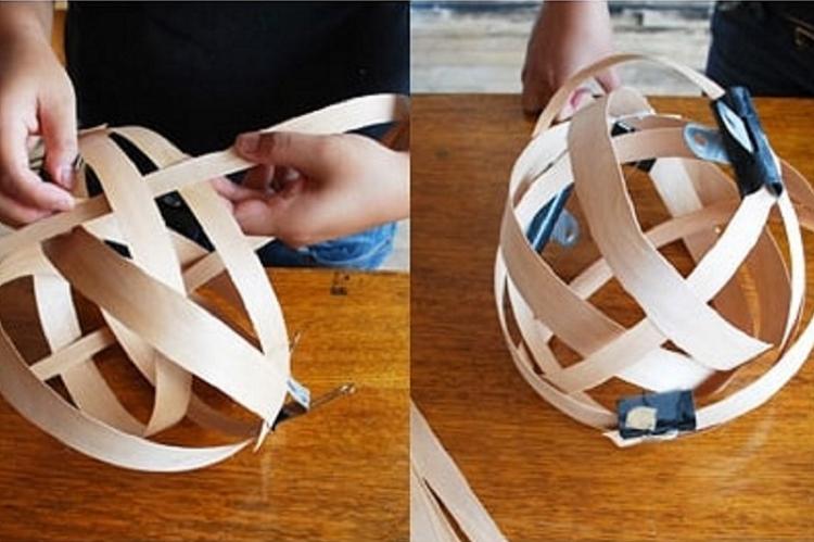DIY plafond na luster vyrobený z drevených pásov DIY plafond na luster vyrobený z drevených pásov