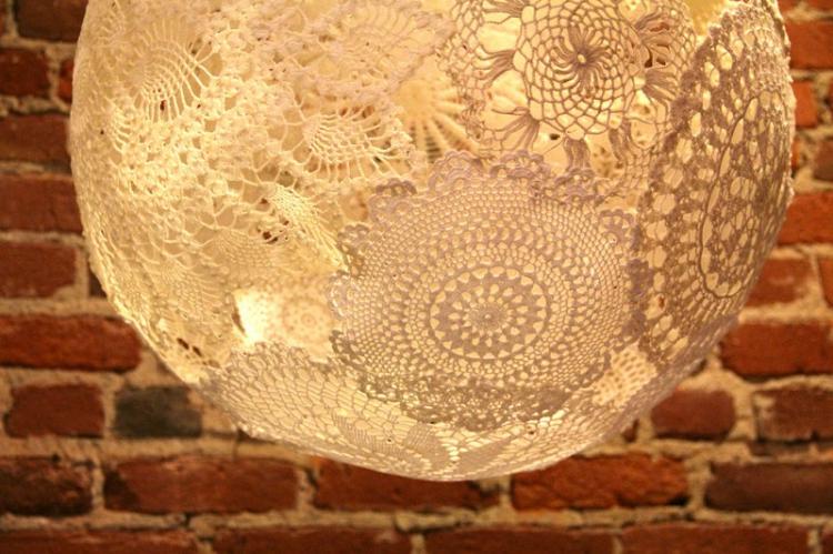 Plafond na luster vyrobený z pletených obrúskov vlastnými rukami Plafond na luster vyrobený z pletených obrúskov vlastnými rukami