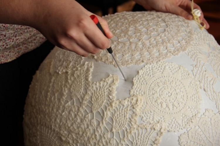 Plafond na luster vyrobený z pletených obrúskov vlastnými rukami Plafond na luster vyrobený z pletených obrúskov vlastnými rukami