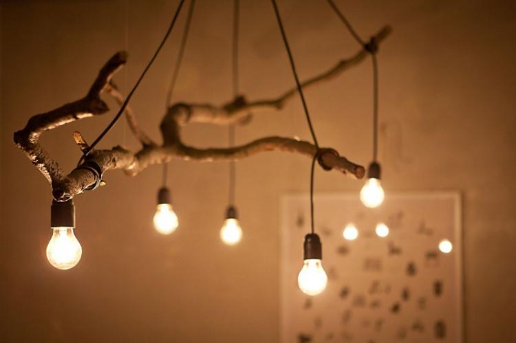 DIY plafond vyrobený z konárov stromov DIY plafond vyrobený z konárov stromov