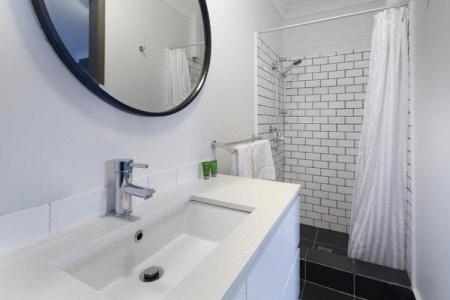 Narrow bathroom design: 65 photos of beautiful solutions