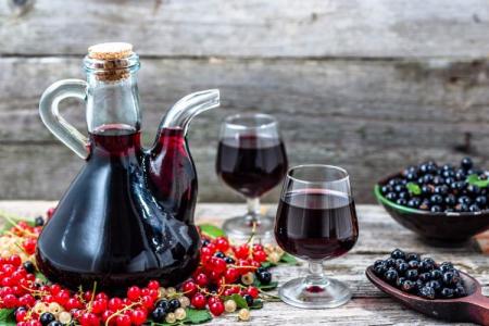 Vin de cassis maison : 3 recettes faciles