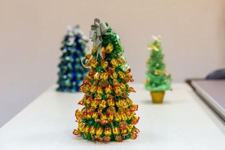 How to make a Christmas tree out of candies with your own hands: 10 beautiful and easy ideas