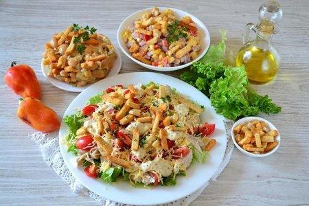 15 délicieuses salades de saucisses et croûtons à faire