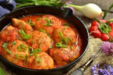 10 recettes de boulettes de viande tendres avec de la sauce dans une poêle