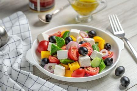 Salade grecque : 5 des recettes classiques les plus délicieuses (étape par étape)