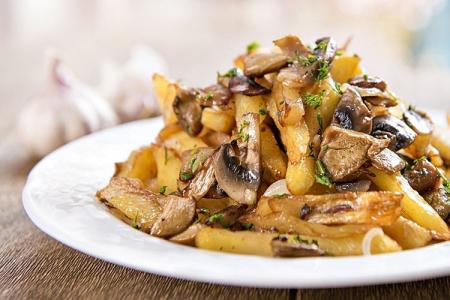 10 recipes for delicious potatoes with mushrooms in a pan