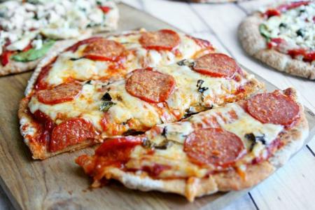 Pizza in the oven: 12 recipes at home