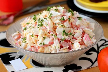 Salad with crab sticks and tomatoes: 15 delicious recipes